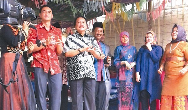 Zumi Zola saat tampil bersama Nalim di Merangin